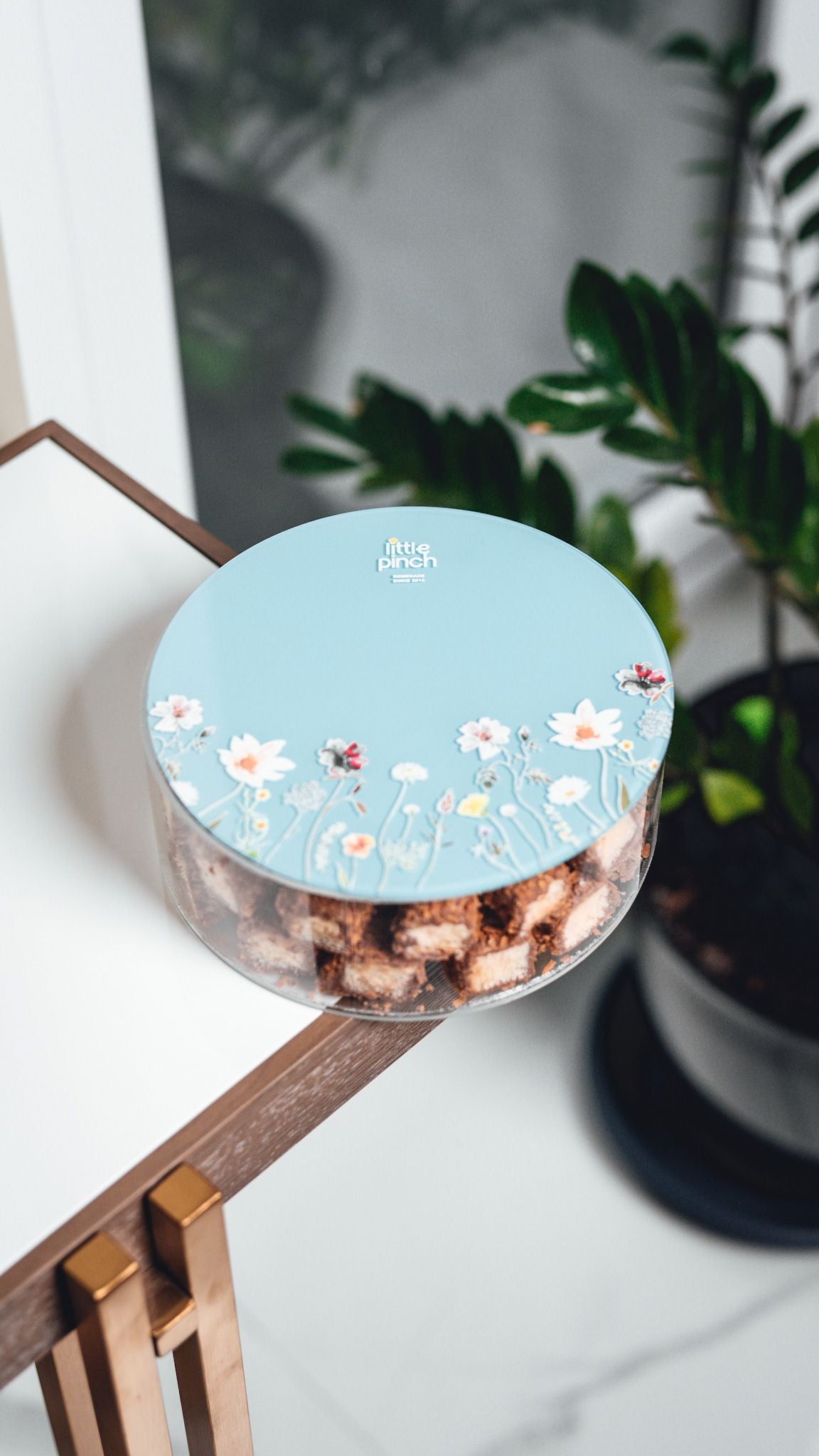 Acrylic Gift Blue Mix ( Raspberry Balls & Chocolate Coconut Bites 1 Kilo )