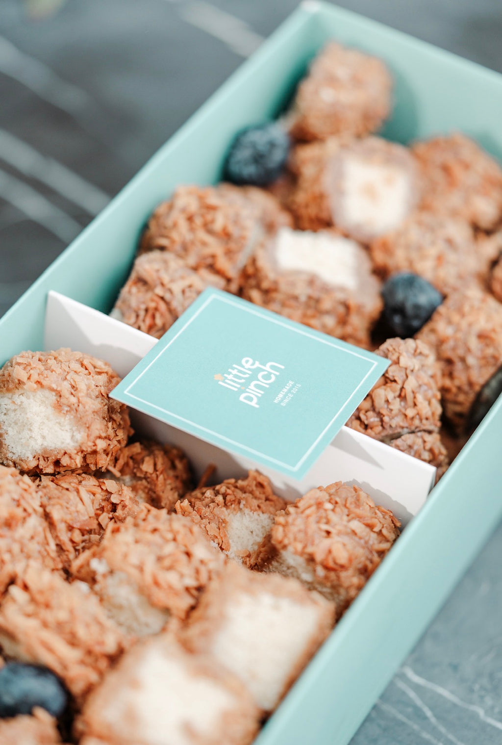 Mix coconut bites ( chocolate & lotus )